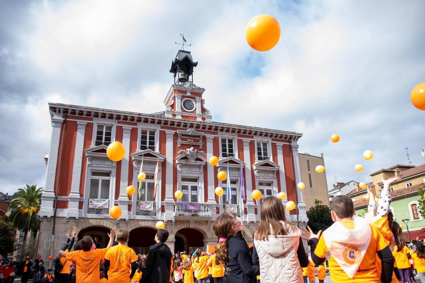 52 concejos de la región se visten de naranja en una carrera colectiva contra el cáncer infantil, organizada por la Asociación Galbán. El objetivo, recaudar fondos para promover la investigación bajo el lema «Una mejor supervivencia es posible». 