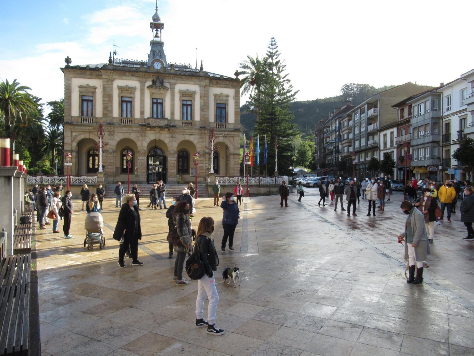Numerosas personas en la plaza del Ayuntamiento de Villaviciosa. 