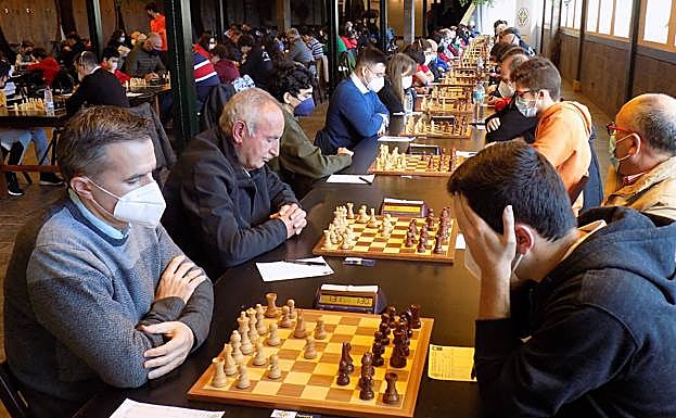 Sala de Tercera y Cuarta, con Aníbal López y Daniel Rodríguez en primer término.