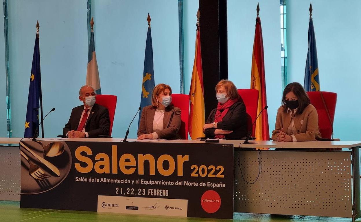 La delegada del Gobierno, segunda por la izquierda, este lunes, durante la inauguración de Salenor