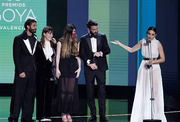 El equipo de 'Tótem loba' al recibir el premio.