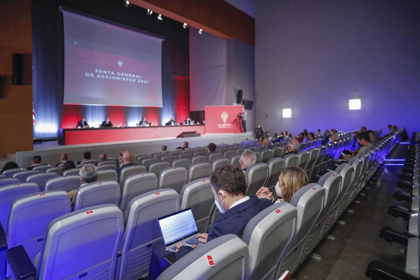 El presidente del Sporting ha analizado el delicado momento del proyecto y sus números. La Junta General de Accionistas se ha celebrado en el recinto ferial Luis Adaro 