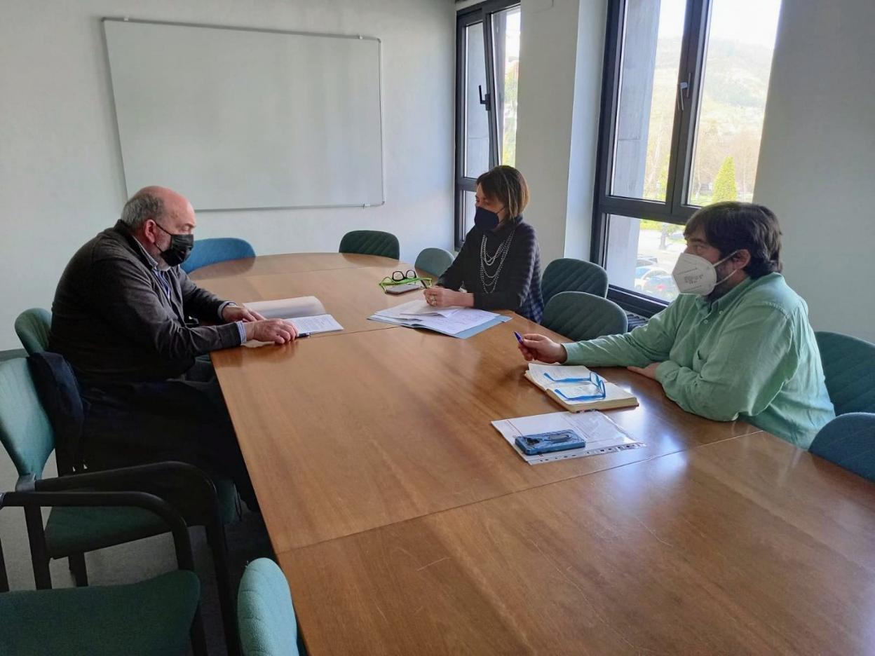 El alcalde se reunió con la directora general de Infraestructuras Educativas y el arquitecto del servicio. 