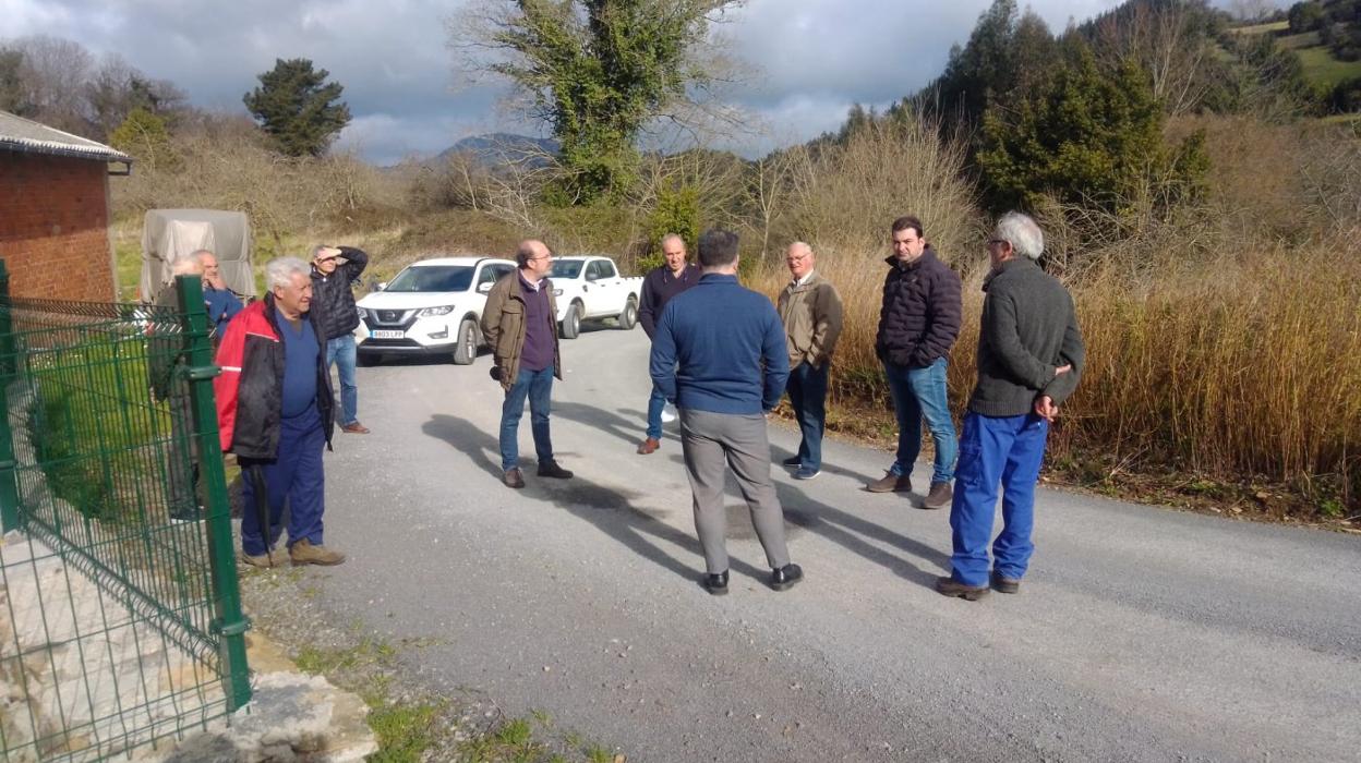 Sergio Hidalgo y Fernando Prendes conversan con los vecinos. 