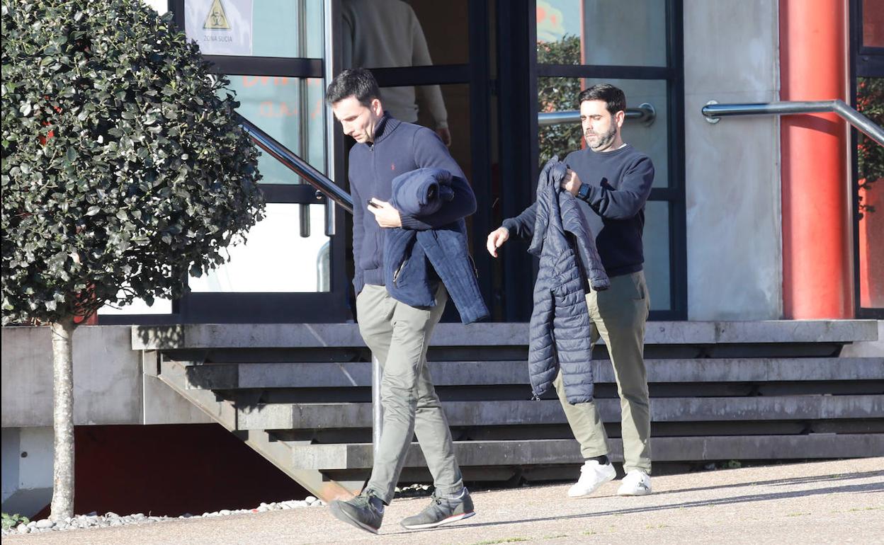 David Gallego y Toni Clavero saliendo de las oficinas del Sporting en Mareo.