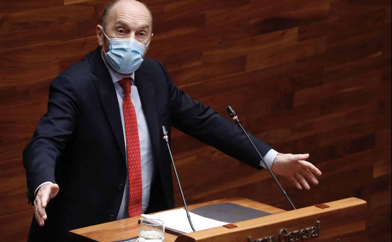 Juan Cofiño, esta mañana, durante el pleno de la Junta General del Principado