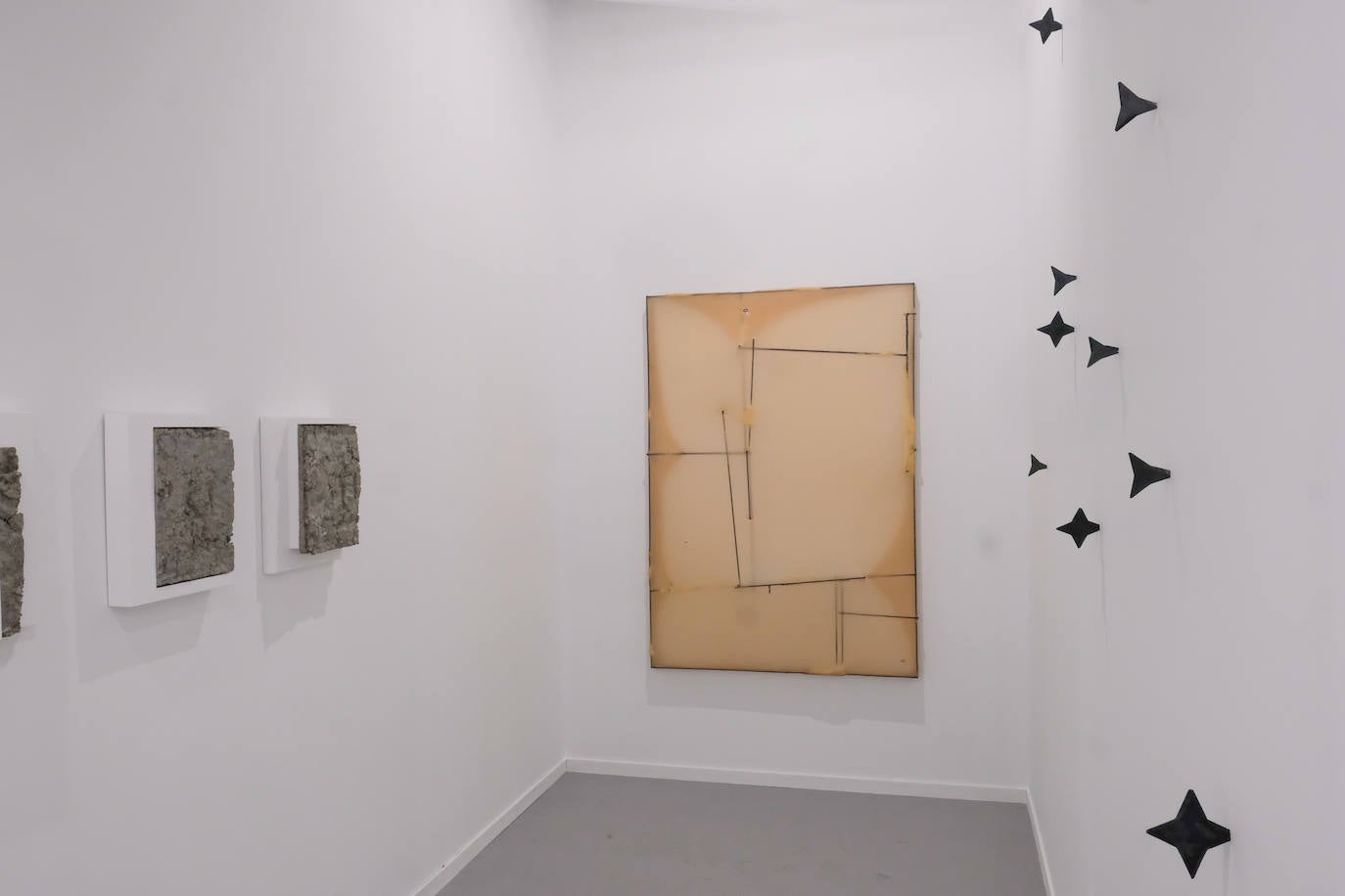 La Feria Internacional de Arte Contemporáneo de Madrid, una de las más importantes del sector, comenzaba este miércoles tras dos años de pandemia. En esta primera jornada han acudido la Galería AMT, Galería Llamazares, Aurora Vigil-Escalera, Irma Álvaraez-Laviada, Avelino SALA, Carolina Compostizo y Fernando Masaveu.