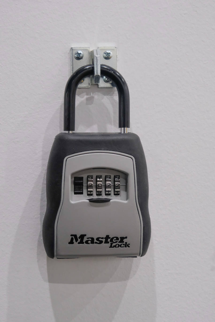 La Feria Internacional de Arte Contemporáneo de Madrid, una de las más importantes del sector, comenzaba este miércoles tras dos años de pandemia. En esta primera jornada han acudido la Galería AMT, Galería Llamazares, Aurora Vigil-Escalera, Irma Álvaraez-Laviada, Avelino SALA, Carolina Compostizo y Fernando Masaveu.