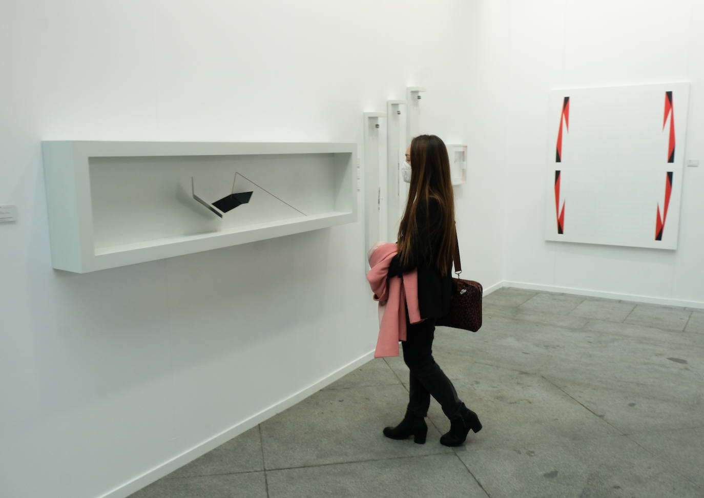La Feria Internacional de Arte Contemporáneo de Madrid, una de las más importantes del sector, comenzaba este miércoles tras dos años de pandemia. En esta primera jornada han acudido la Galería AMT, Galería Llamazares, Aurora Vigil-Escalera, Irma Álvaraez-Laviada, Avelino SALA, Carolina Compostizo y Fernando Masaveu.