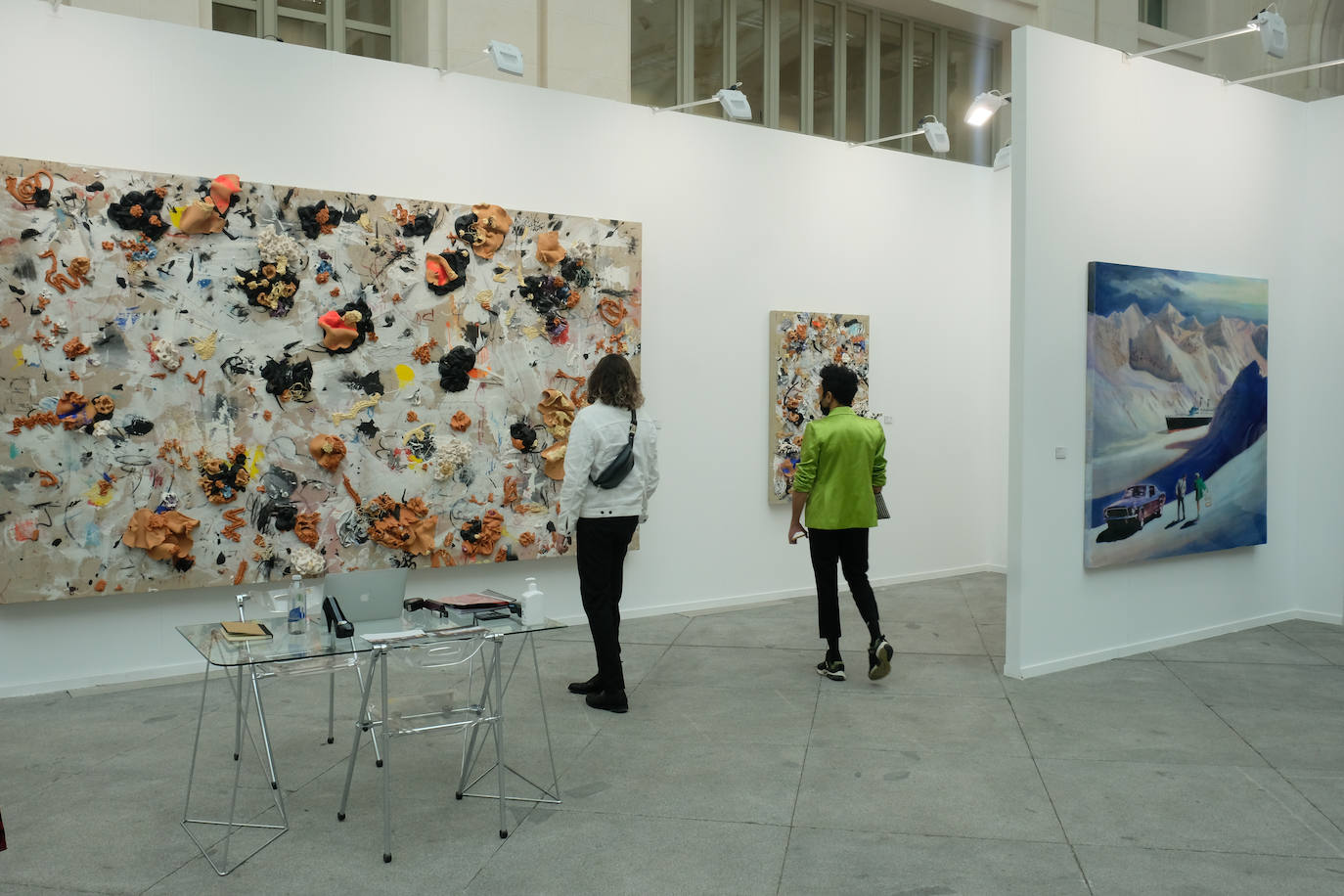 La Feria Internacional de Arte Contemporáneo de Madrid, una de las más importantes del sector, comenzaba este miércoles tras dos años de pandemia. En esta primera jornada han acudido la Galería AMT, Galería Llamazares, Aurora Vigil-Escalera, Irma Álvaraez-Laviada, Avelino SALA, Carolina Compostizo y Fernando Masaveu.