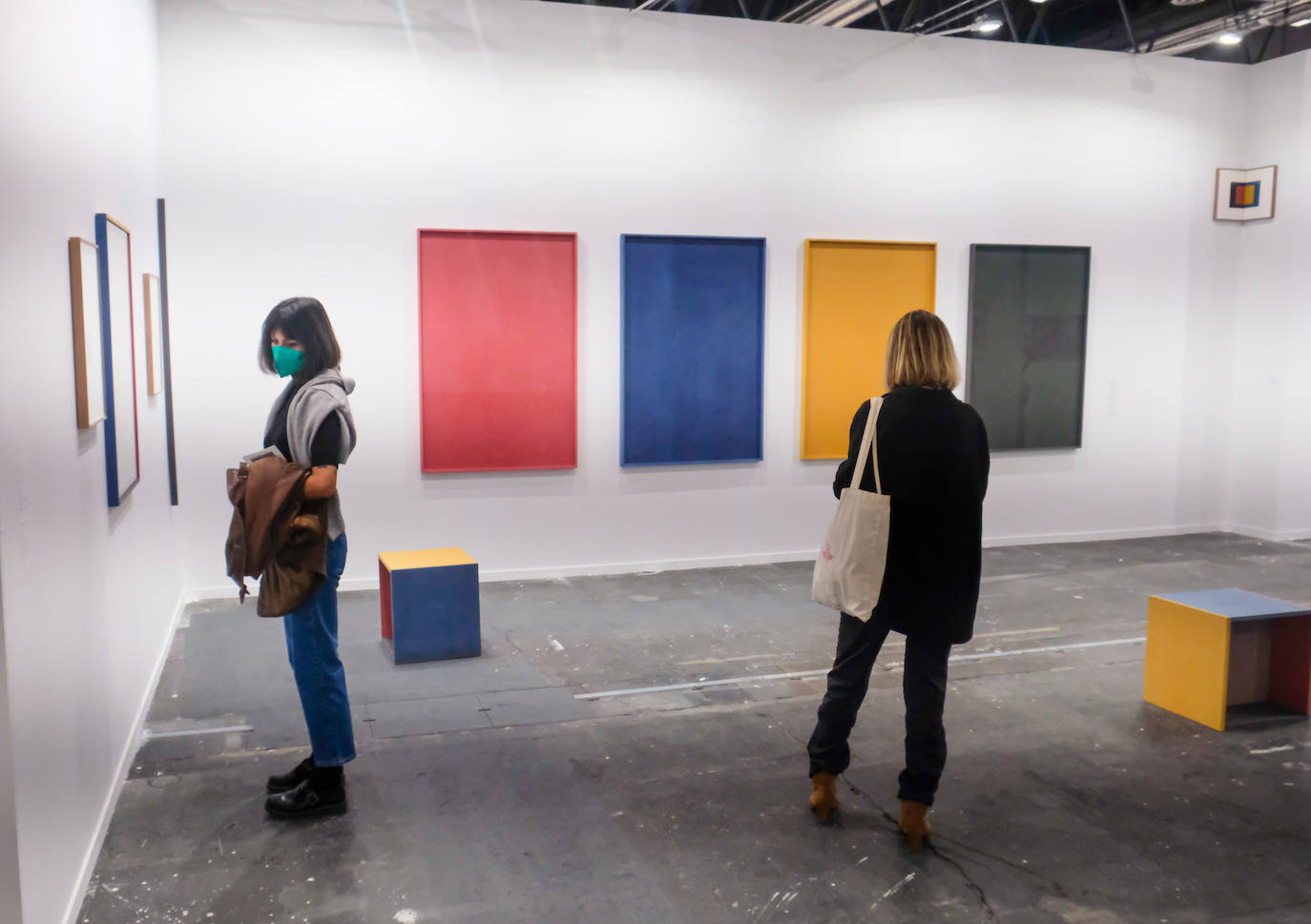 La Feria Internacional de Arte Contemporáneo de Madrid, una de las más importantes del sector, comenzaba este miércoles tras dos años de pandemia. En esta primera jornada han acudido la Galería AMT, Galería Llamazares, Aurora Vigil-Escalera, Irma Álvaraez-Laviada, Avelino SALA, Carolina Compostizo y Fernando Masaveu.