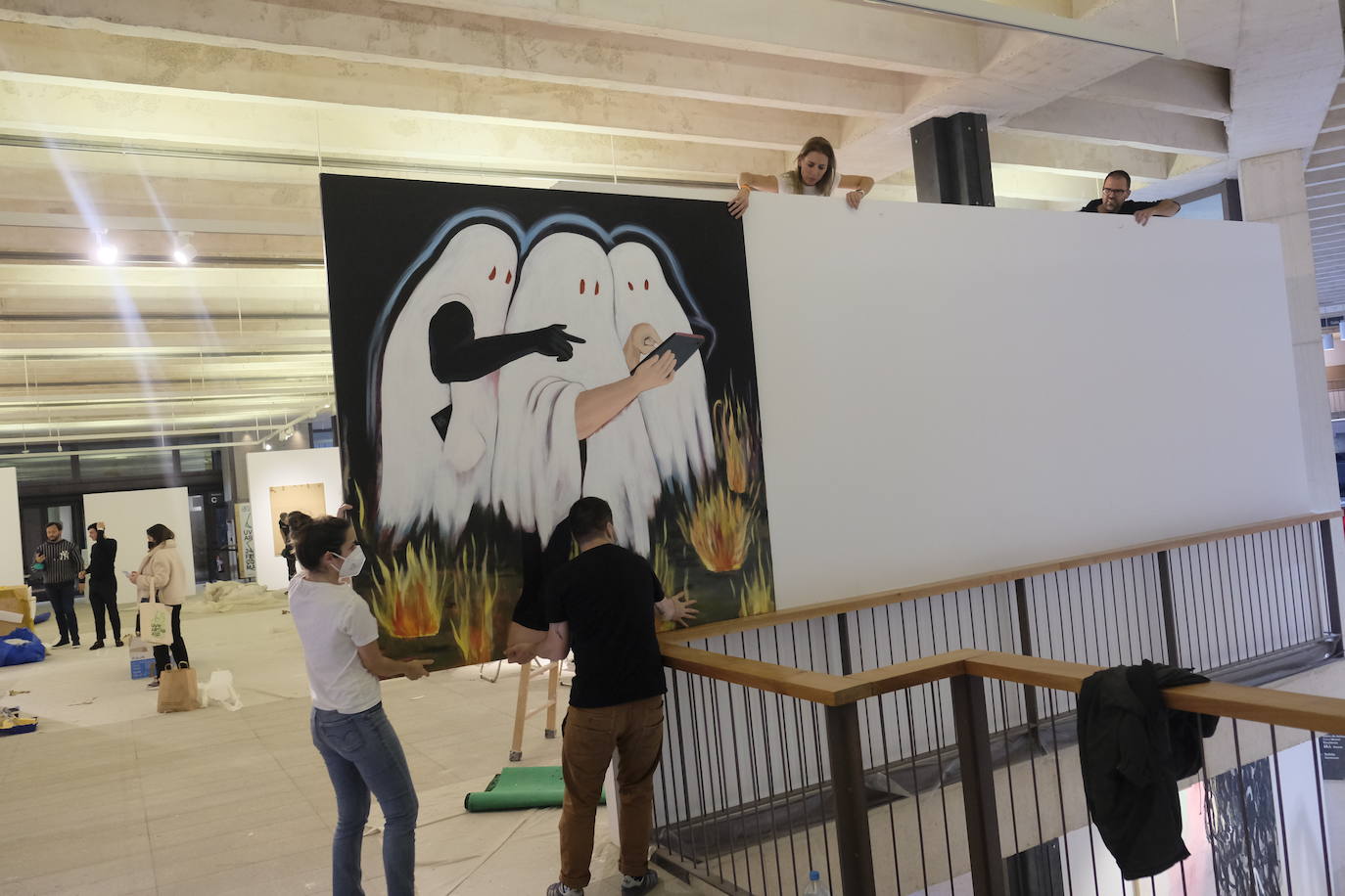 La Feria Internacional de Arte Contemporáneo de Madrid, una de las más importantes del sector, comenzaba este miércoles tras dos años de pandemia. En esta primera jornada han acudido la Galería AMT, Galería Llamazares, Aurora Vigil-Escalera, Irma Álvaraez-Laviada, Avelino SALA, Carolina Compostizo y Fernando Masaveu.