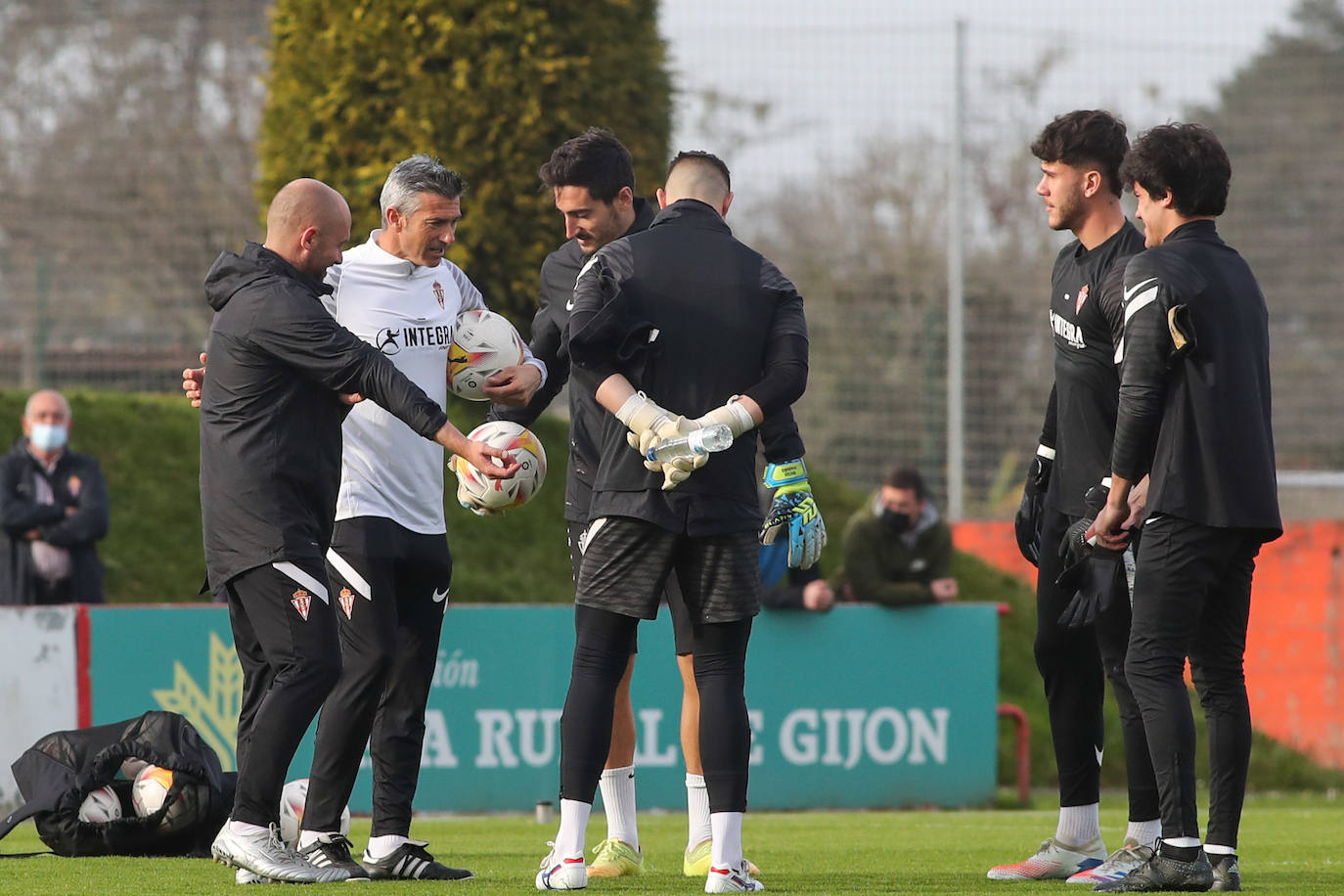 José Luis Martí ha dirigido este miércoles su primer entrenamiento al frente del Sporting, que ha comenzado con algo de retraso por la charla que ha tenido con la plantilla, en presencia de Javi Rico. Ha sido una sesión a puerta abierta y los sportinguistas no han querido perdérselo. 