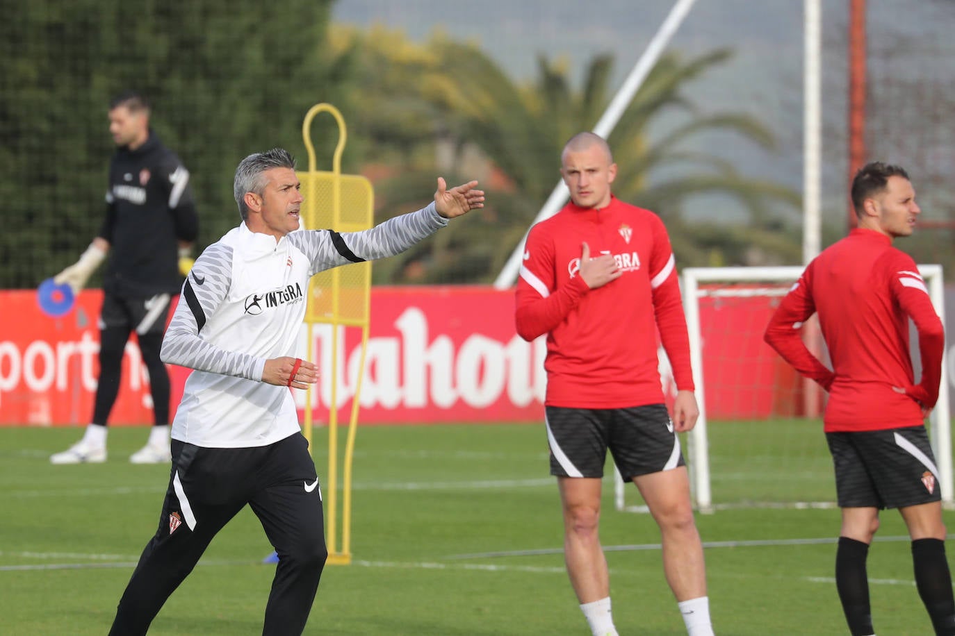 José Luis Martí ha dirigido este miércoles su primer entrenamiento al frente del Sporting, que ha comenzado con algo de retraso por la charla que ha tenido con la plantilla, en presencia de Javi Rico. Ha sido una sesión a puerta abierta y los sportinguistas no han querido perdérselo. 