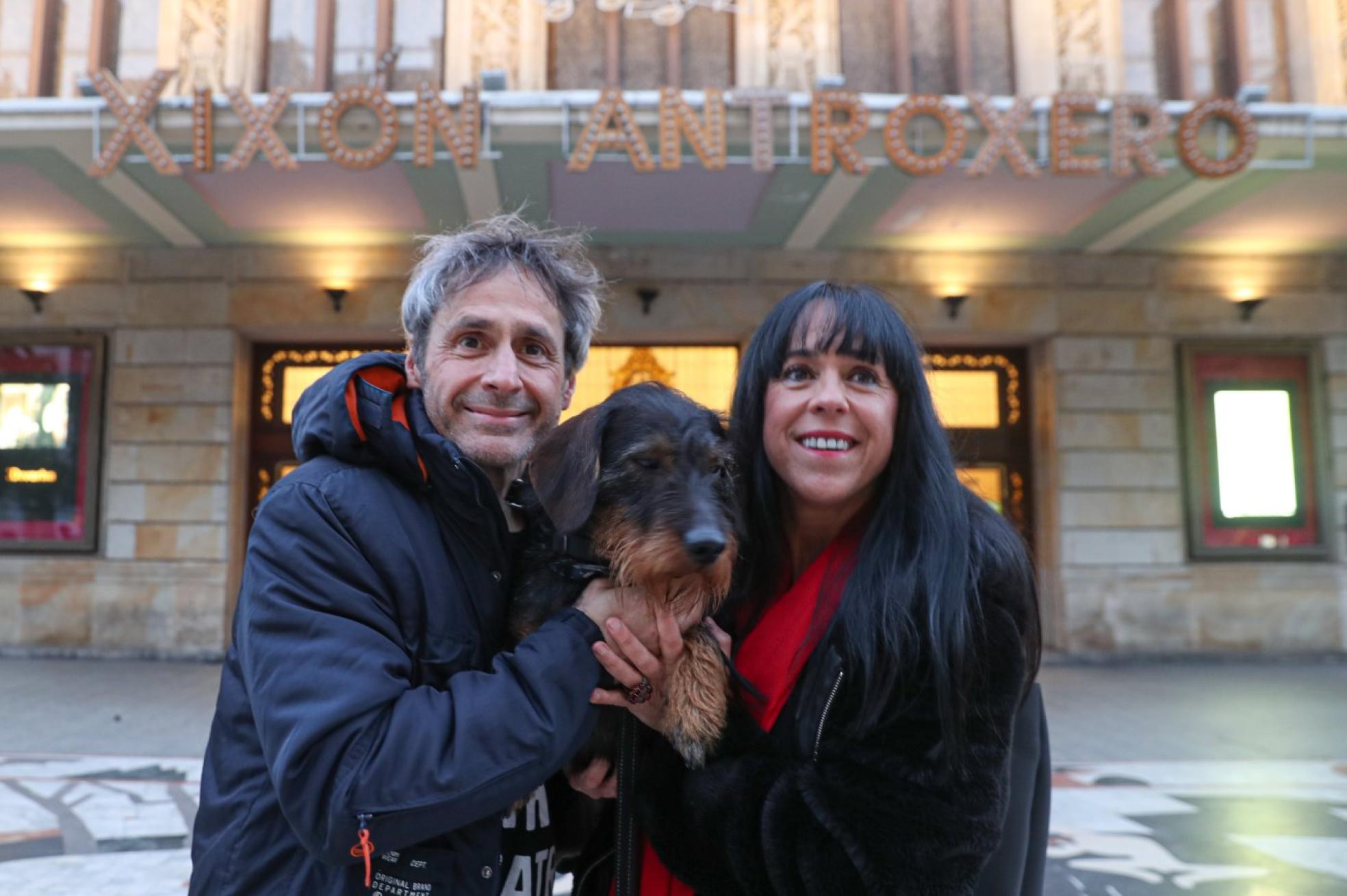 Carlos Dávila y Laura Iglesia, con 'Pippo', ante el Teatro Jovellanos. 