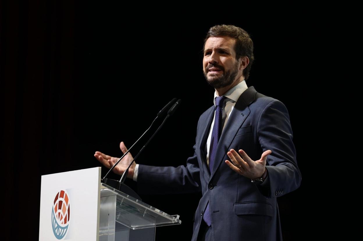 El todavía jefe de filas de los populares gesticula durante un acto en Madrid. 