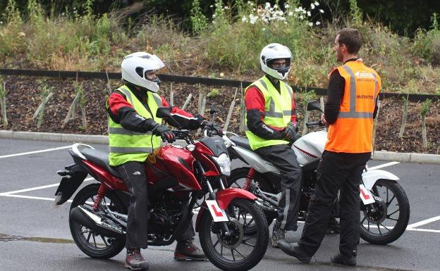 El PSOE propone usar el chaleco airbag en el examen de moto