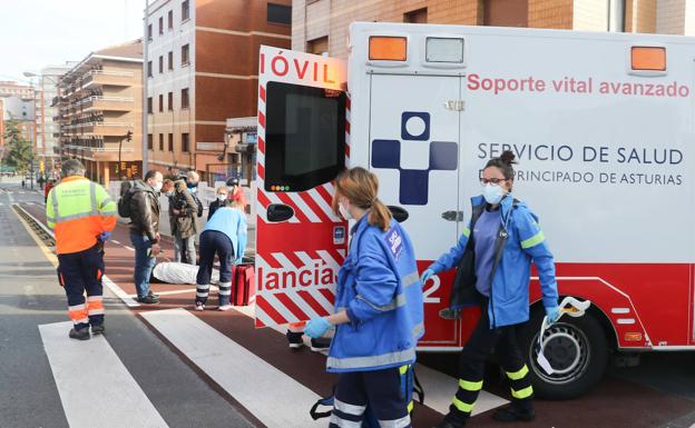 Los sanitarios atienden a la mujer herida, en el carril bici de Suárez Valdés