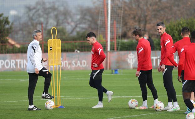 Imagen. Expectación en el primer entrenamiento de Martí como técnico del Sporting