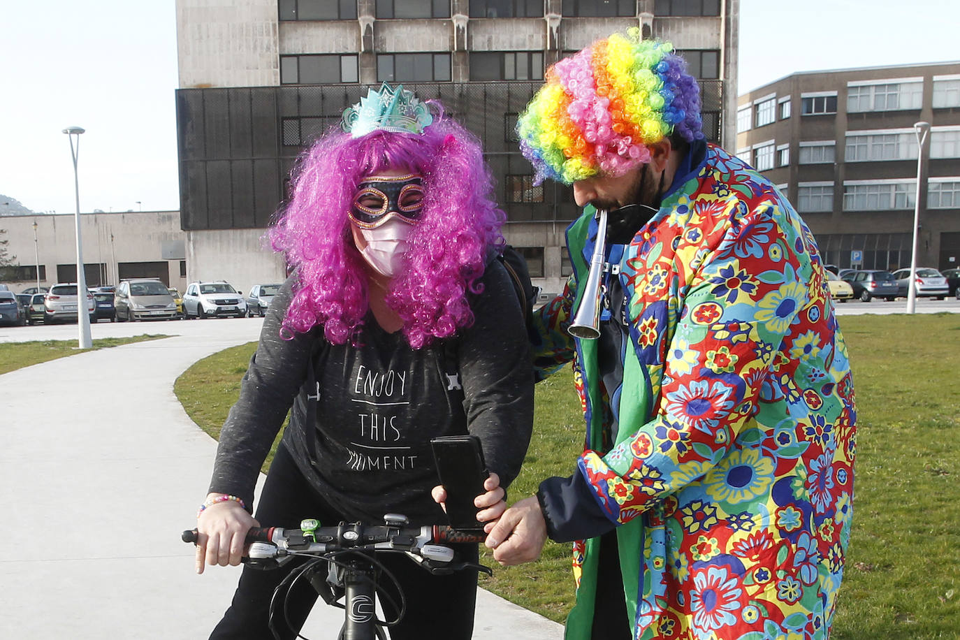 Los más pequeños lucen los disfraces de Carnaval subidos en las bicicletas y monopatines.