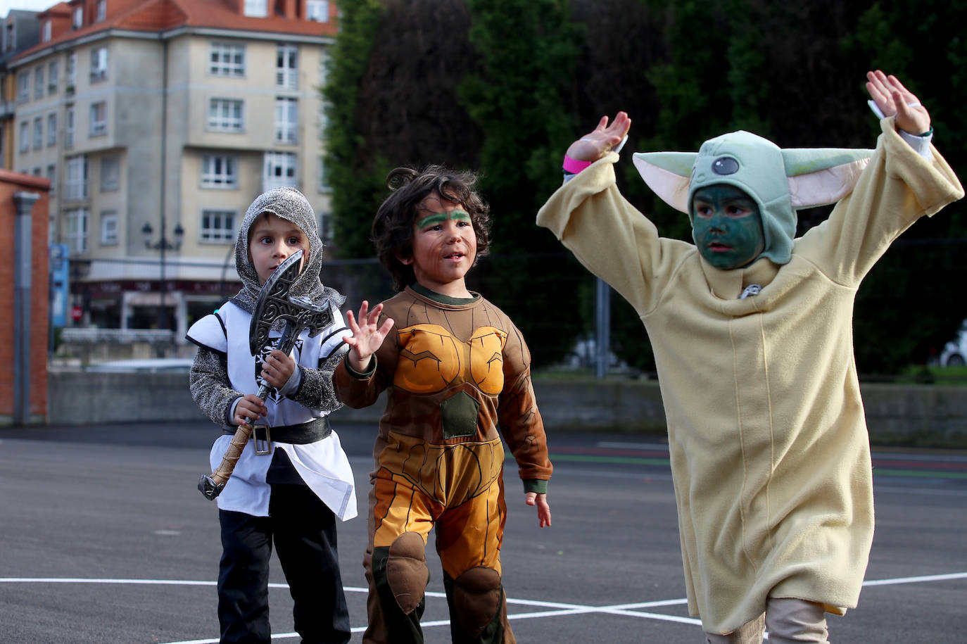 Los centros educativos de Oviedo celebran el Carnaval con los más pequeños en un jueves lleno de fiesta y actividades.