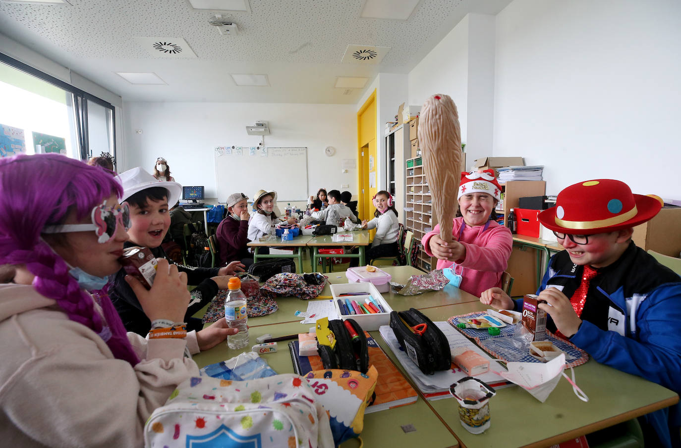 Los centros educativos de Oviedo celebran el Carnaval con los más pequeños en un jueves lleno de fiesta y actividades.