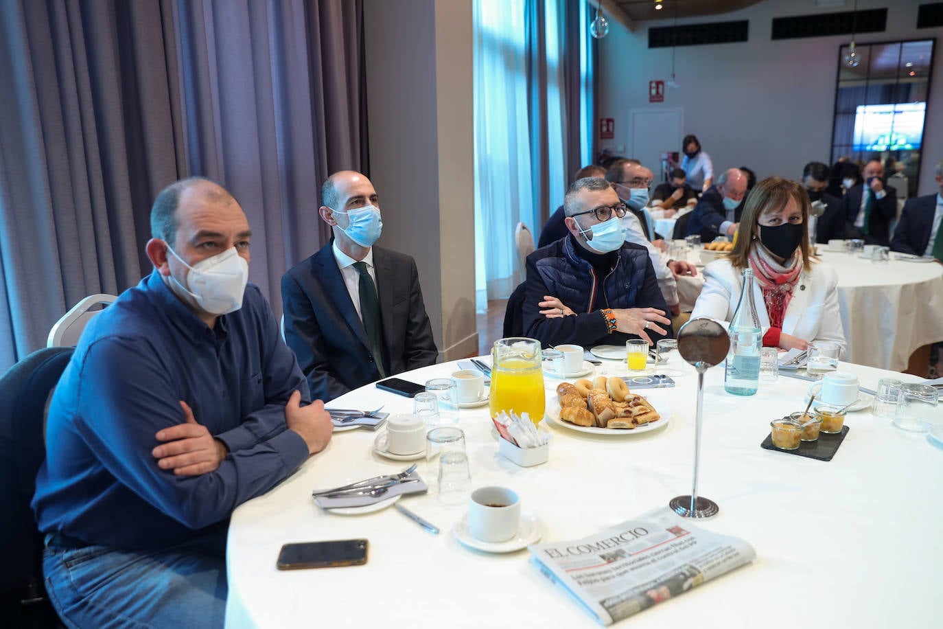 La nueva jornada organizada por EL COMERCIO, con el apoyo del Gobierno del Principado, EDP y Caja Rural, ha contado con la participación de Marcelino Gutiérrez, director de EL COMERCIO, y Antonio Romero, director general de Caja Rural de Asturias, además de Belarmina Díaz Aguado, directora general de Energía, Minería y Reactivación del Principado; José Manuel Pérez, director de Regulación de la Unidad del Hidrógeno de EDP; y Carlos García Sánchez, director de la Fundación Asturiana de la Energía (FAEN).