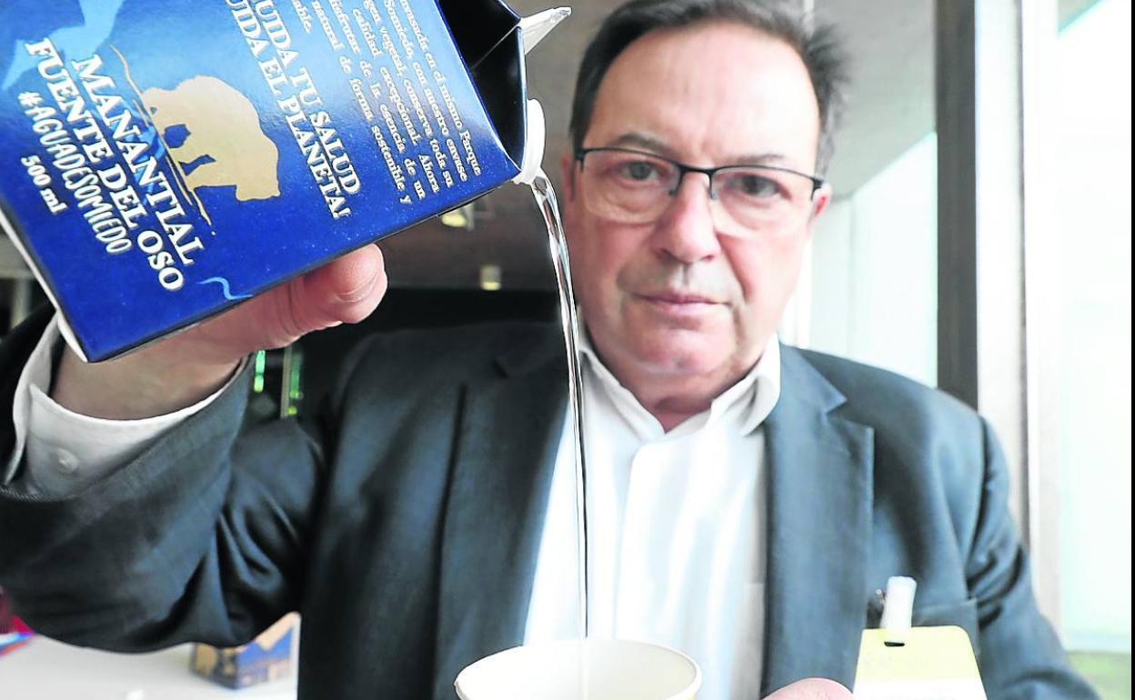 Enric Gamell sirve un vaso de agua de Somiedo