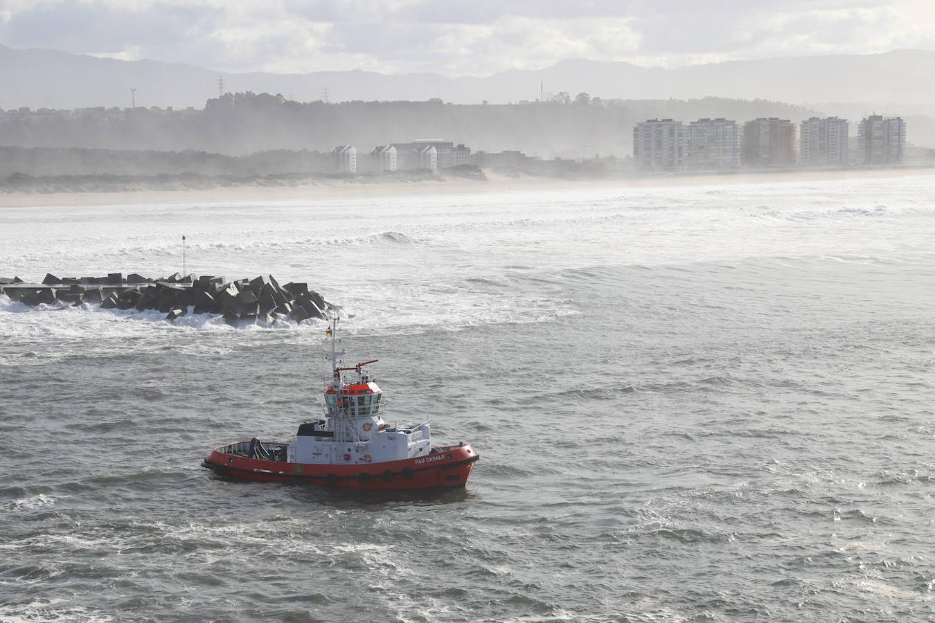 El faro de San Juan de Nieva estuvo rodeado de un fuerte oleaje durante la jornada de este jueves, en Avilés.