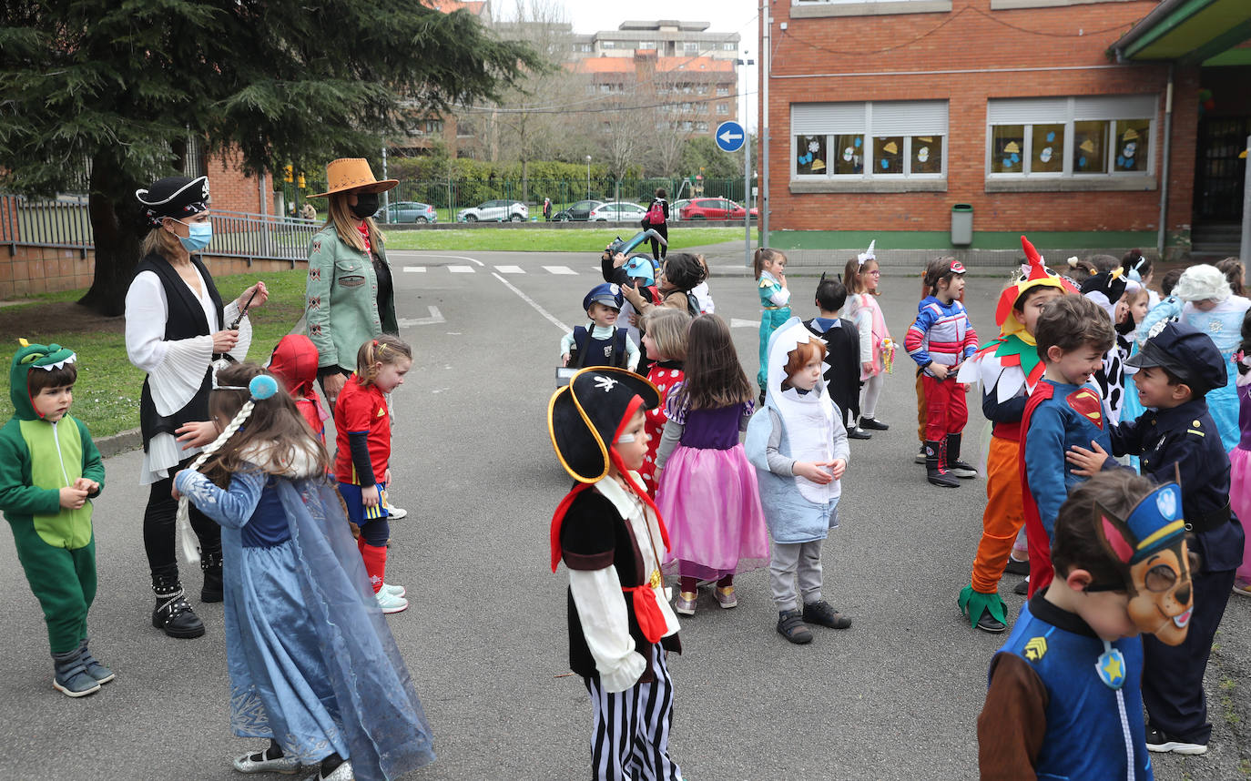 Los más pequeños disfrutaron este jueves del carnaval con fiestas y actividades en varios colegios de Gijón