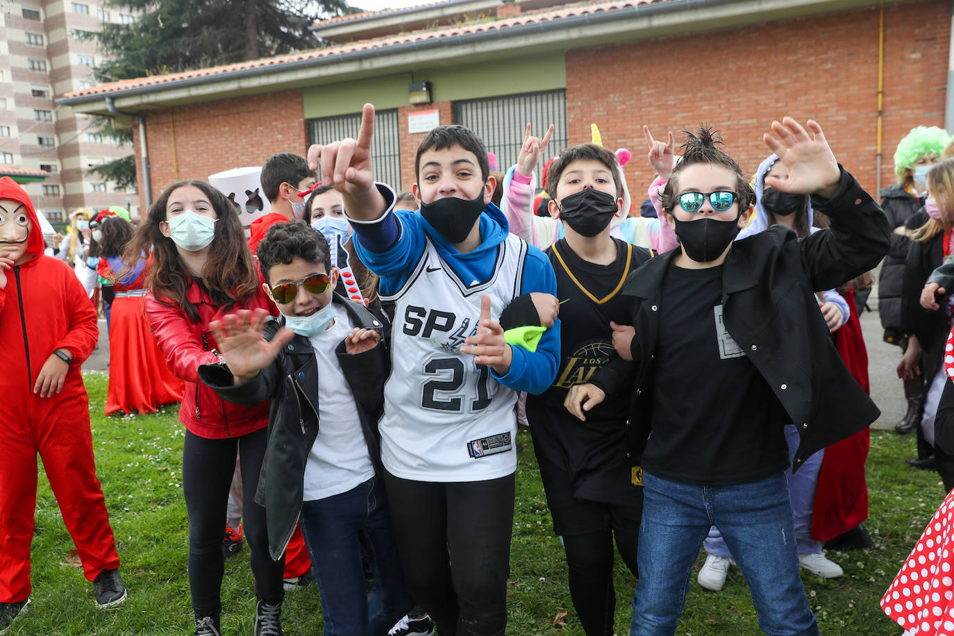 Los más pequeños disfrutaron este jueves del carnaval con fiestas y actividades en varios colegios de Gijón