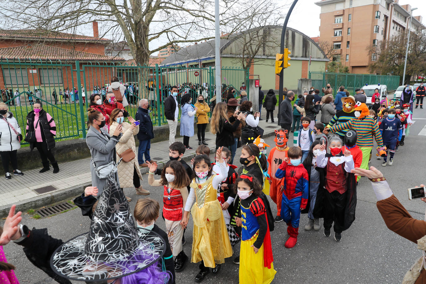 Los más pequeños disfrutaron este jueves del carnaval con fiestas y actividades en varios colegios de Gijón