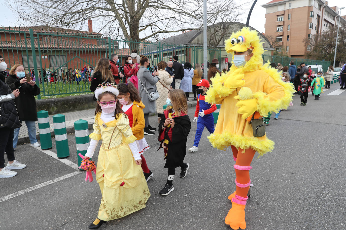 Los más pequeños disfrutaron este jueves del carnaval con fiestas y actividades en varios colegios de Gijón