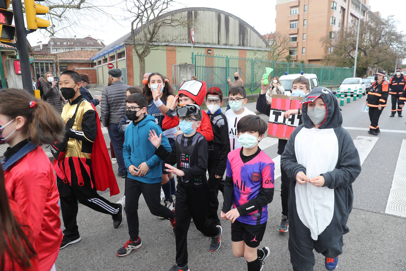 Los más pequeños disfrutaron este jueves del carnaval con fiestas y actividades en varios colegios de Gijón