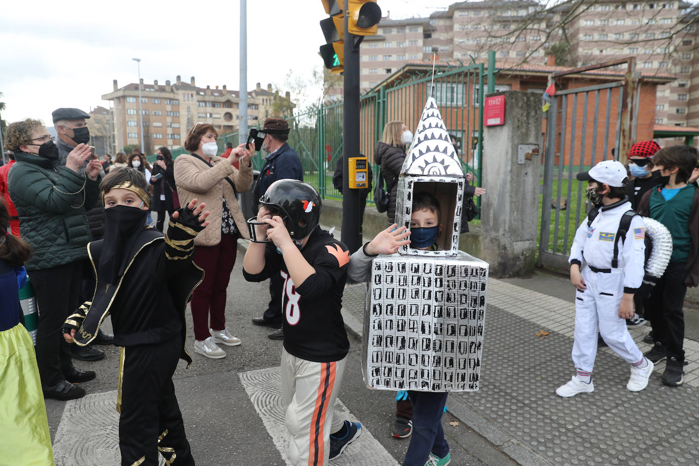 Los más pequeños disfrutaron este jueves del carnaval con fiestas y actividades en varios colegios de Gijón