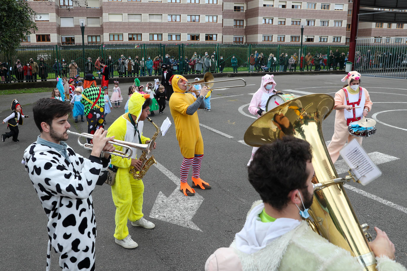 Los más pequeños disfrutaron este jueves del carnaval con fiestas y actividades en varios colegios de Gijón