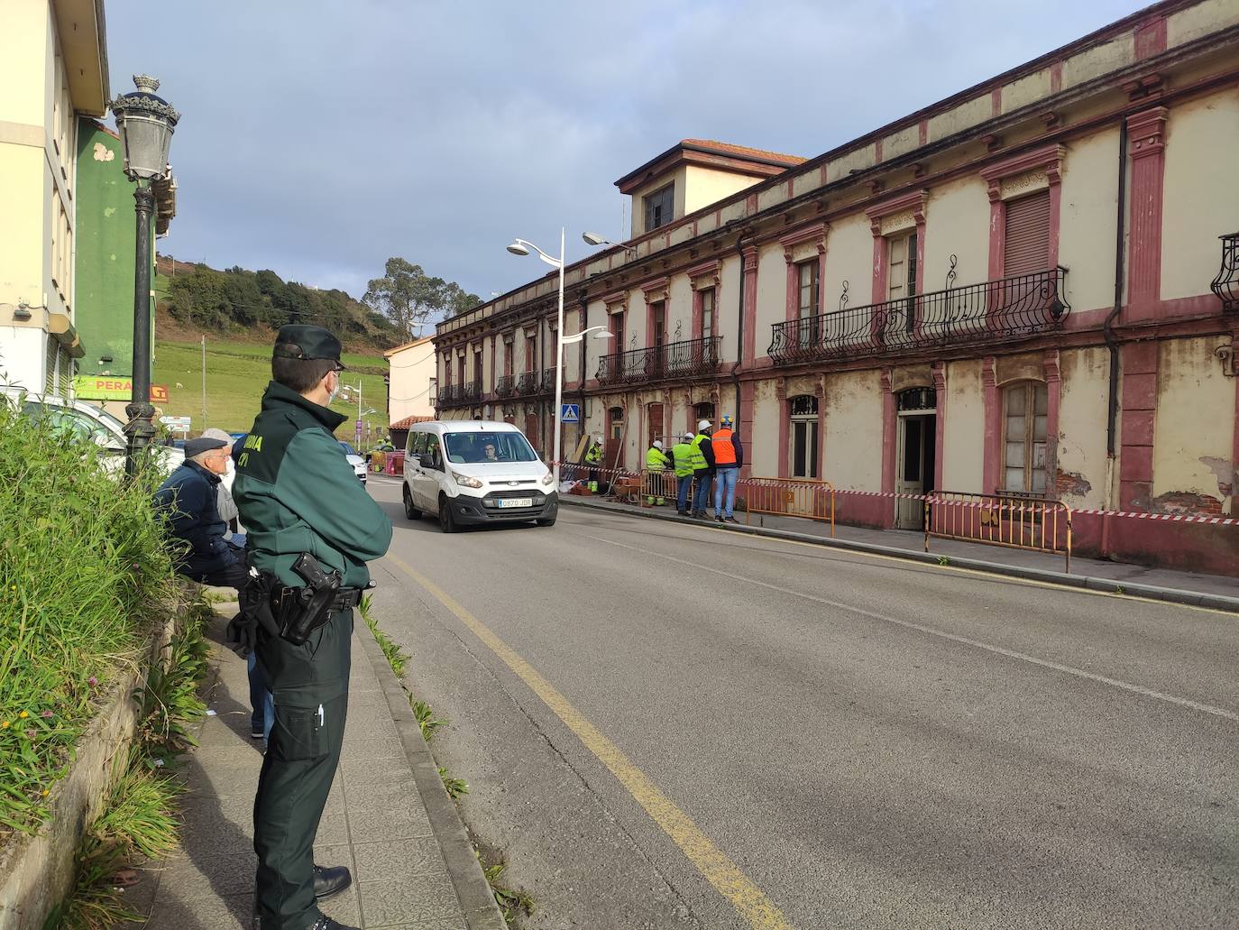 Un agente de la Guardia Civil, frente al edificio 