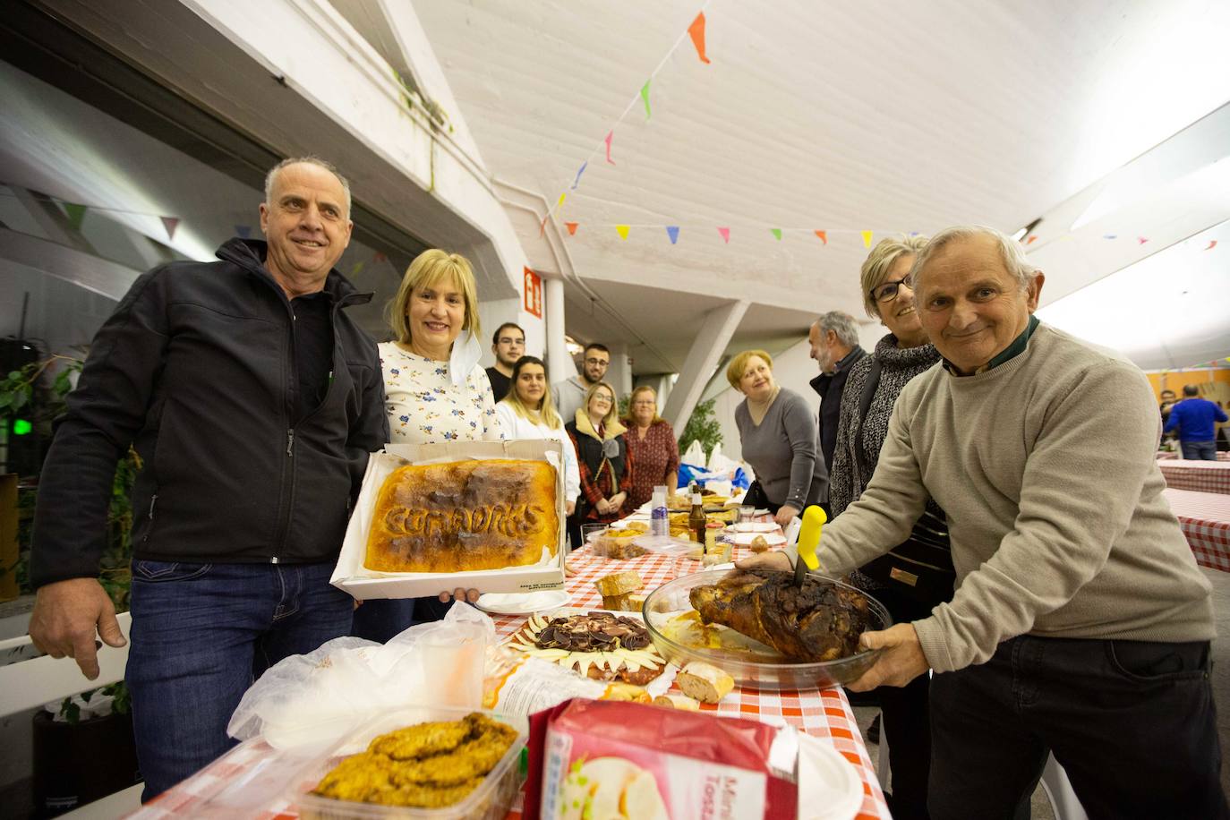 La Sociedad de Festejos recupera el escenario de la plaza cubierta para «hornear bollos y comadrar» como se hacía hasta 1973.