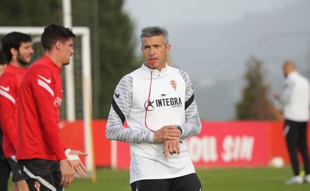 El entrenador del Sporting, Pep Martí, en su primer entrenamiento con el equipo.