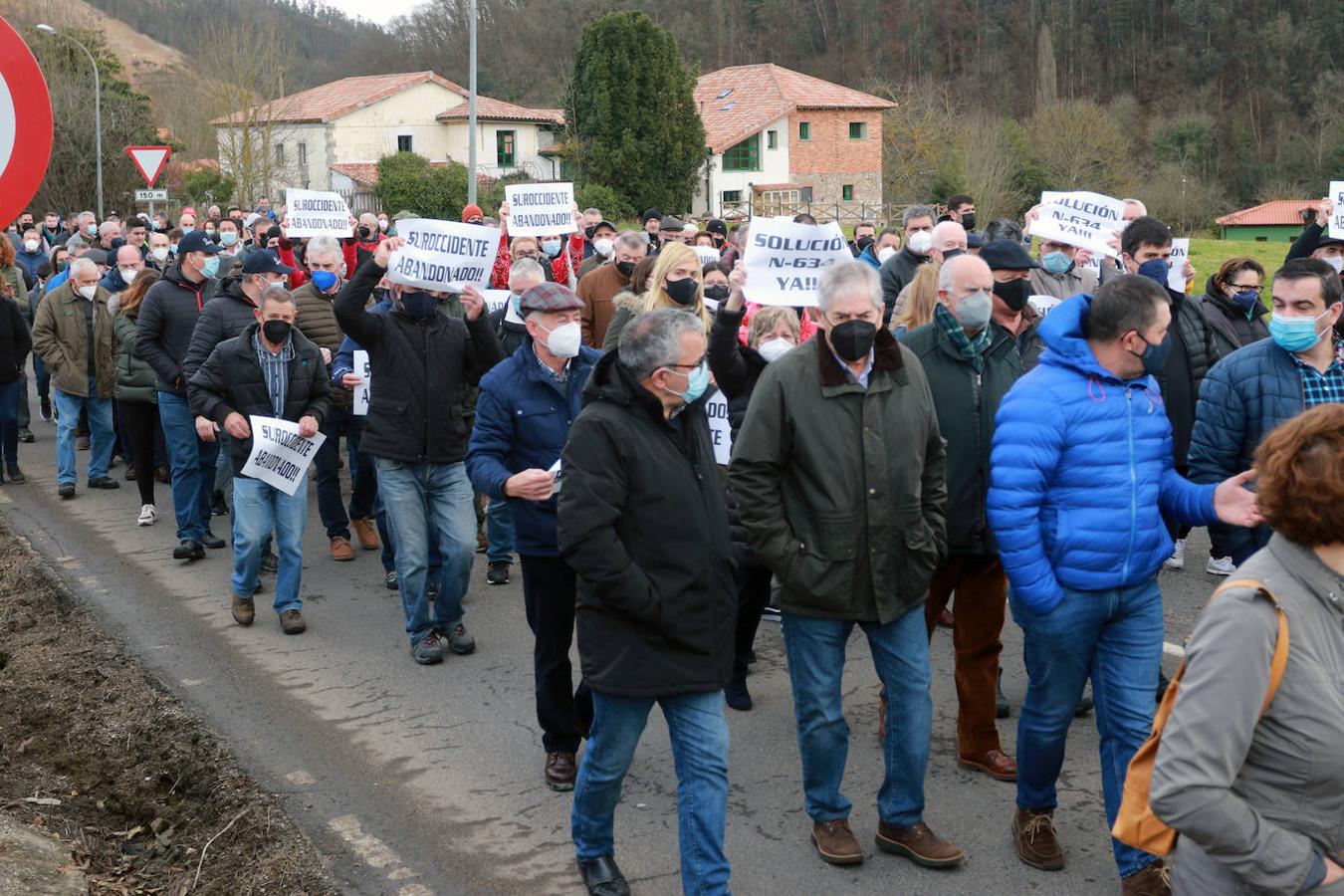 Encabezados por algunas de las mujeres que en Cangas iniciaron las protestas y por Laura y Miriam, las hijas de Lusci Mon, fallecida en el desprendimiento de Soto de la Barca, unos 500 vecinos se concentraron esta mañana en Casazorrina, Salas, a escasos metros del gran argayo que cortó hace meses la nacional 364