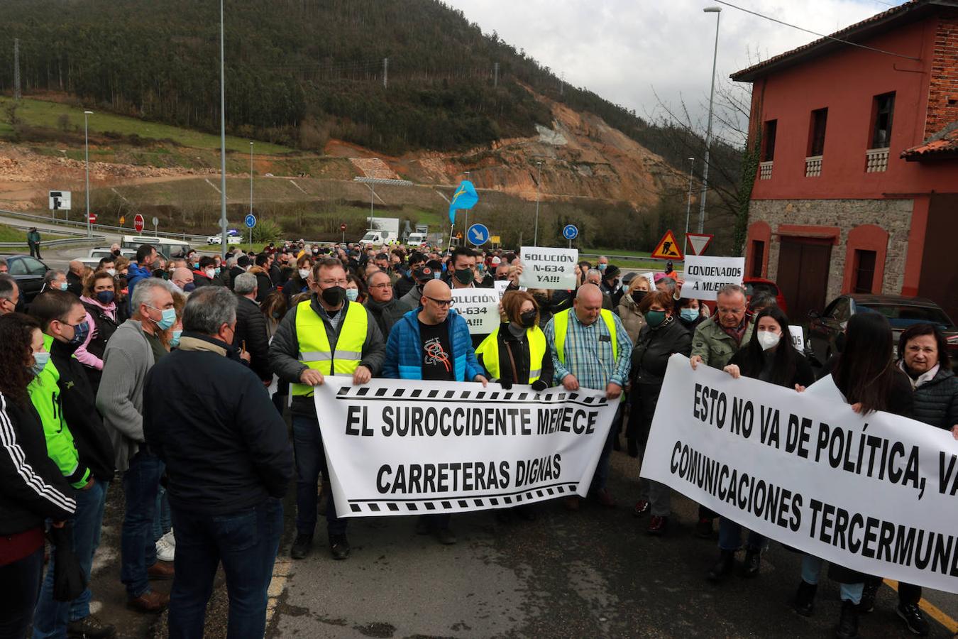 Encabezados por algunas de las mujeres que en Cangas iniciaron las protestas y por Laura y Miriam, las hijas de Lusci Mon, fallecida en el desprendimiento de Soto de la Barca, unos 500 vecinos se concentraron esta mañana en Casazorrina, Salas, a escasos metros del gran argayo que cortó hace meses la nacional 364