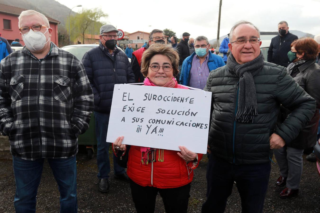 Encabezados por algunas de las mujeres que en Cangas iniciaron las protestas y por Laura y Miriam, las hijas de Lusci Mon, fallecida en el desprendimiento de Soto de la Barca, unos 500 vecinos se concentraron esta mañana en Casazorrina, Salas, a escasos metros del gran argayo que cortó hace meses la nacional 364