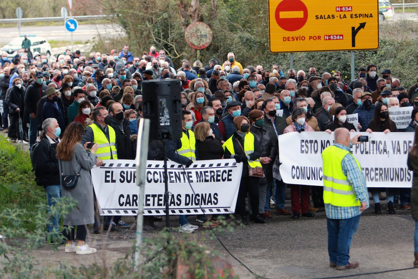 Encabezados por algunas de las mujeres que en Cangas iniciaron las protestas y por Laura y Miriam, las hijas de Lusci Mon, fallecida en el desprendimiento de Soto de la Barca, unos 500 vecinos se concentraron esta mañana en Casazorrina, Salas, a escasos metros del gran argayo que cortó hace meses la nacional 364