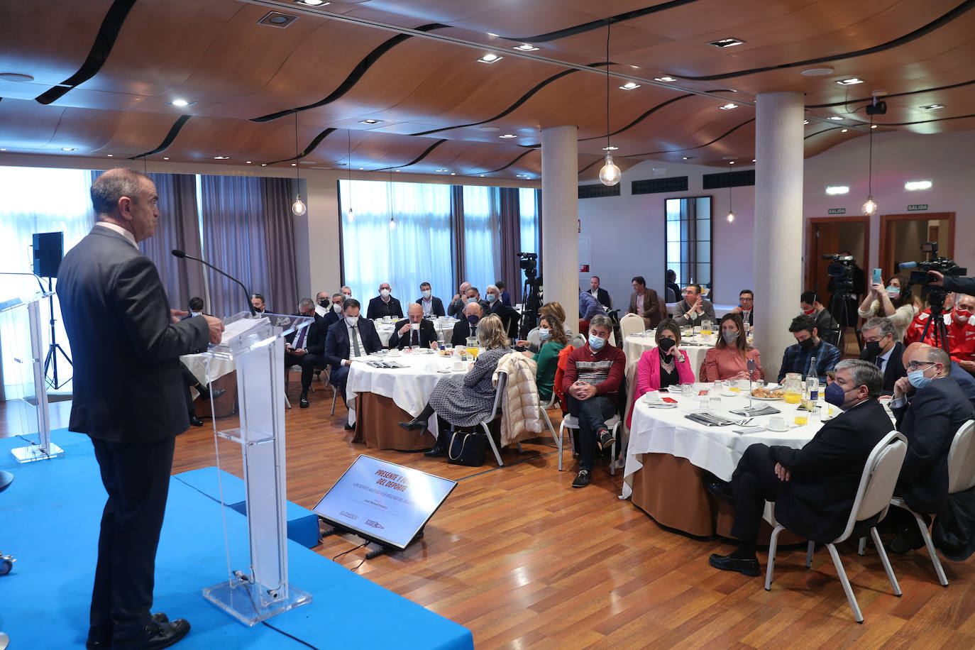 La Jornada «Presente y futuro del deporte», organizada por EL COMERCIO y el Real Grupo de Cultura Covadonga, reunió a dirigentes y gestores deportivos de la ciudad, y contó con la participación del secretario de Estado para el Deporte y presidente del Consejo Superior de Deportes, José Manuel Franco