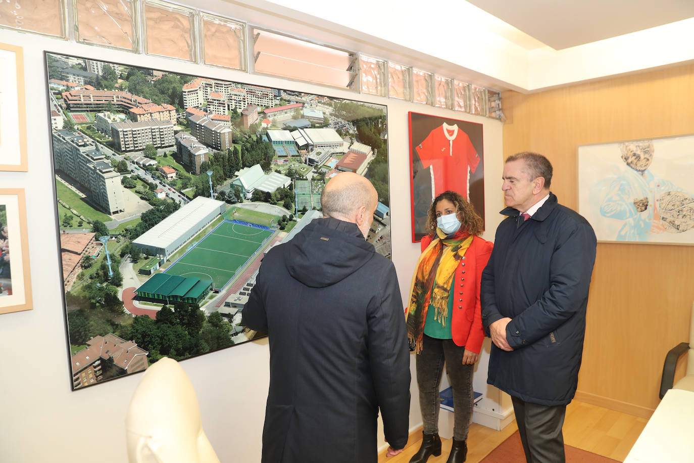 Tras participar en la Jornada «Presente y futuro del deporte», el secretario de Estado para el Deporte visitó el Real Grupo de Cultura Covadonga y algunas instalaciones deportivas municipales, como El Molinón y la pista de atletismo de Las Mestas