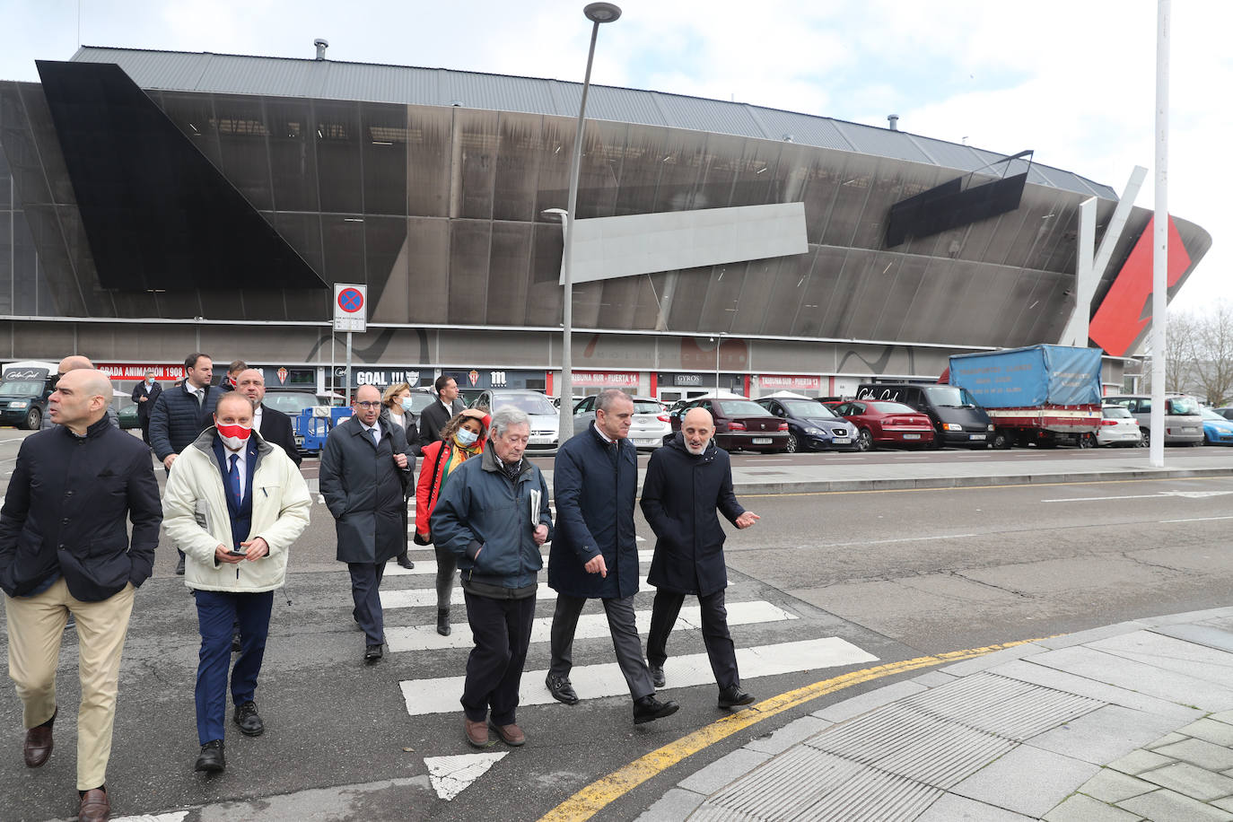 Tras participar en la Jornada «Presente y futuro del deporte», el secretario de Estado para el Deporte visitó el Real Grupo de Cultura Covadonga y algunas instalaciones deportivas municipales, como El Molinón y la pista de atletismo de Las Mestas