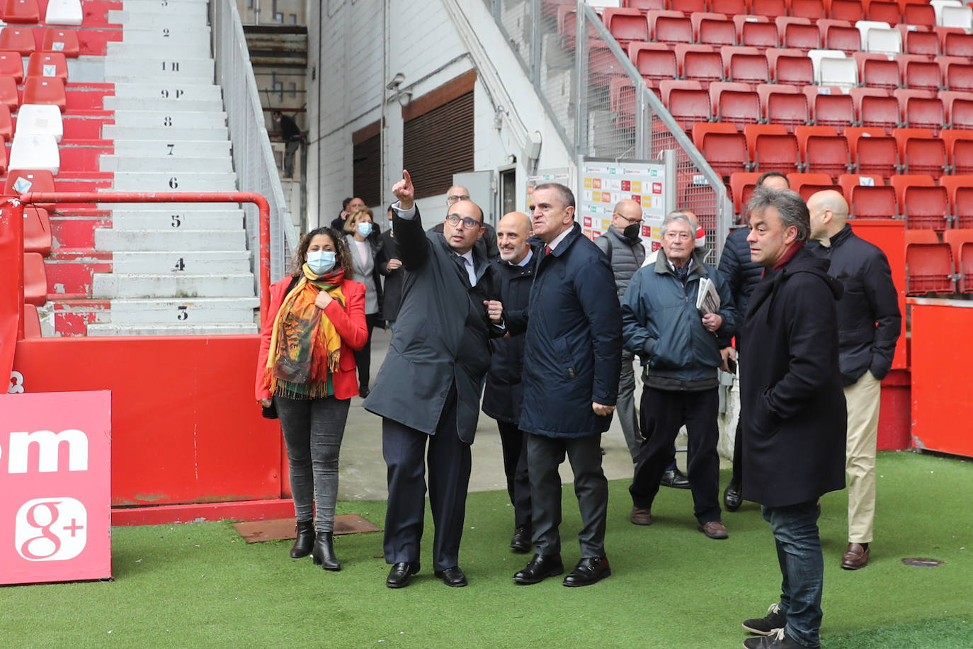 Tras participar en la Jornada «Presente y futuro del deporte», el secretario de Estado para el Deporte visitó el Real Grupo de Cultura Covadonga y algunas instalaciones deportivas municipales, como El Molinón y la pista de atletismo de Las Mestas