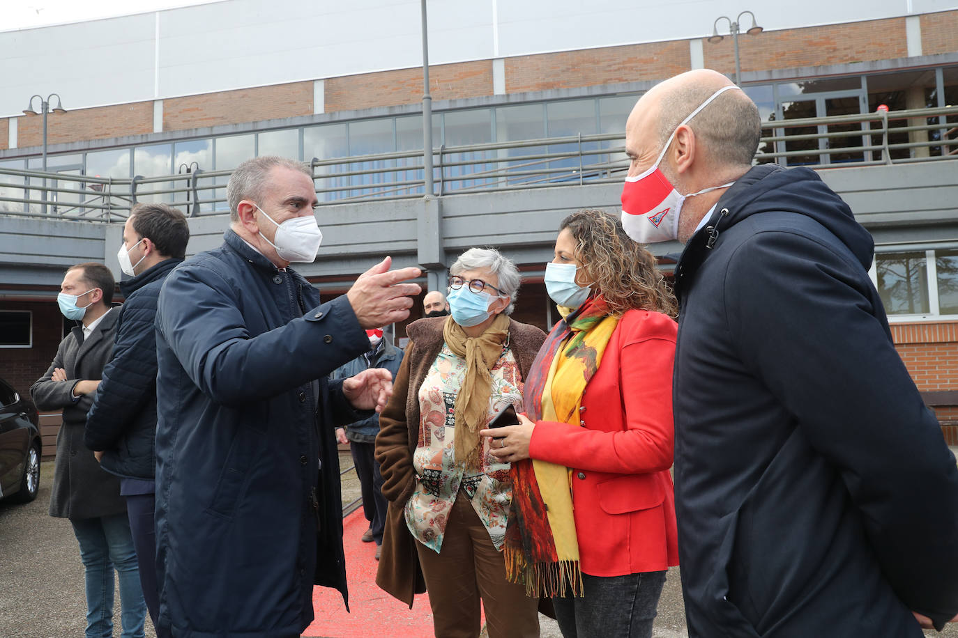 Tras participar en la Jornada «Presente y futuro del deporte», el secretario de Estado para el Deporte visitó el Real Grupo de Cultura Covadonga y algunas instalaciones deportivas municipales, como El Molinón y la pista de atletismo de Las Mestas