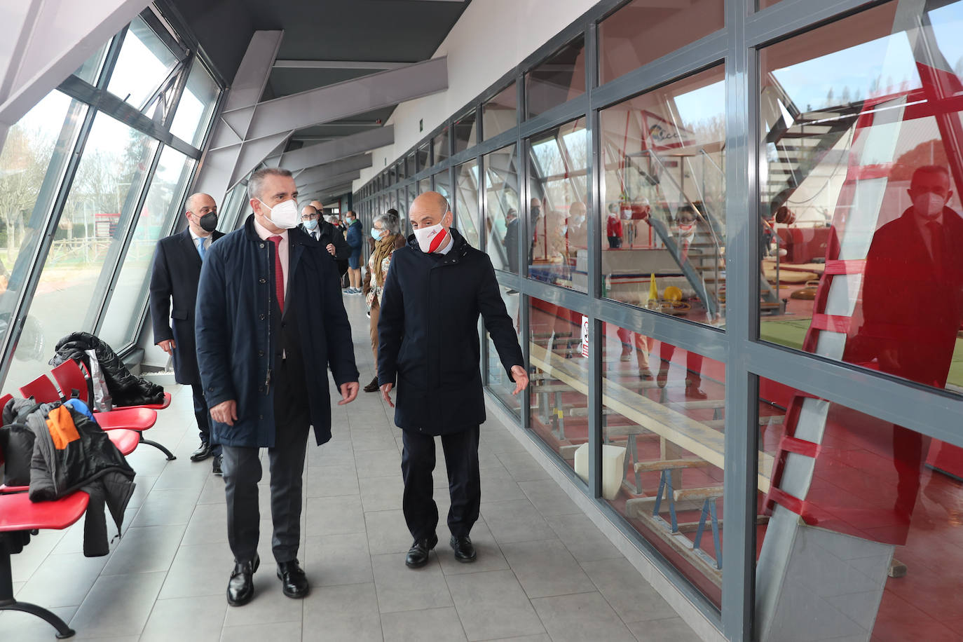 Tras participar en la Jornada «Presente y futuro del deporte», el secretario de Estado para el Deporte visitó el Real Grupo de Cultura Covadonga y algunas instalaciones deportivas municipales, como El Molinón y la pista de atletismo de Las Mestas