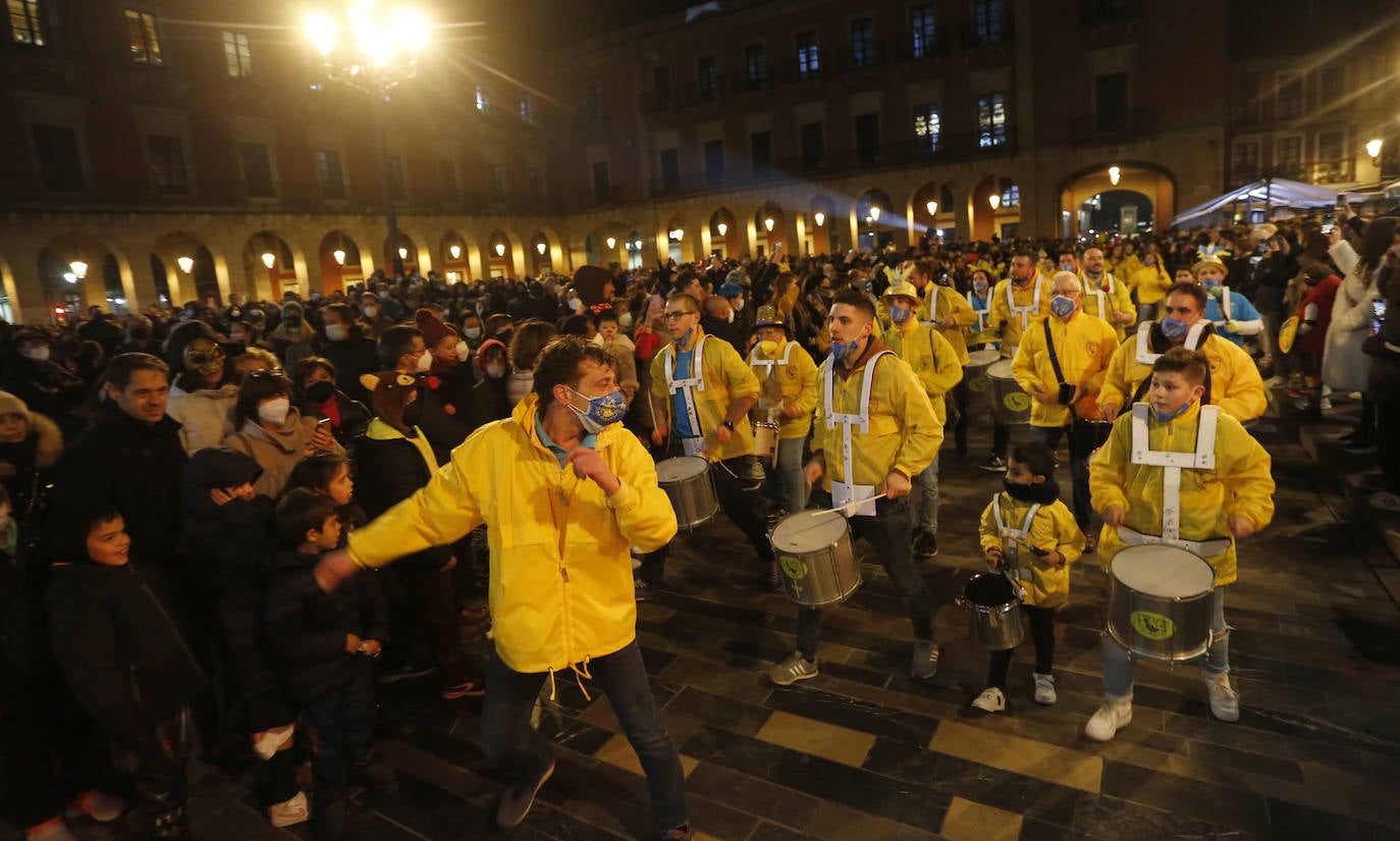 El Sporting, el 'cascayu', los toros, el metrotrén, la estación de Moreda y la contaminación fueron algunos de los temas que centraron el pregón del Antroxu gijonés. Proto y Colo, «la pareja de moda de la temporada 2021-2022» (Higiénico Papel), pegaron un repaso a la actualidad gijonesa de los 365 días vividos, en los que ni la pandemia y sus restricciones se escaparon de 'las pullas'. «Por fin podemos celebrar y salir de folixa, qu'otru añu como l'añu pasáu, la xente de Xixón nun lu aguanta. Aprovechái qu'agora podéis salir. Pero mañana nun sabemos»